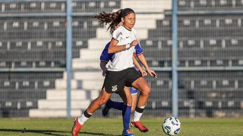 Glória Lira marcou dois gols na vitória por 7 a 1 do Corinthians contra o Recanto da Criança. Foto: Julio Zerbatto Mendez