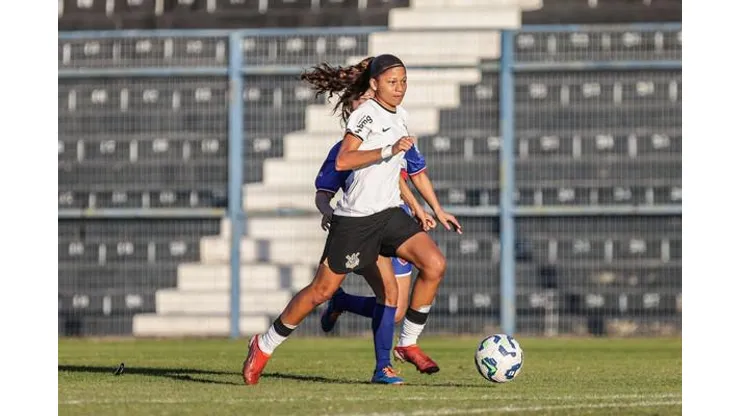 Glória Lira marcou dois gols na vitória por 7 a 1 do Corinthians contra o Recanto da Criança. Foto: Julio Zerbatto Mendez