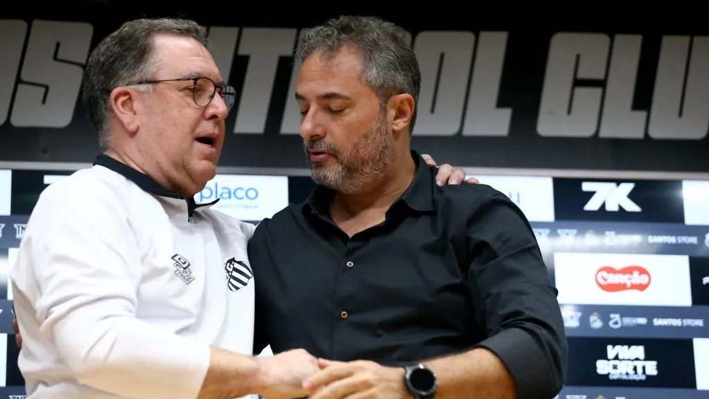 Marcelo Teixeira ao lado de Alexandre Mattos durante sua apresentação oficial  em coletiva de imprensa realizada na Vila Belmiro. Foto: Mauricio de Souza/AGIF