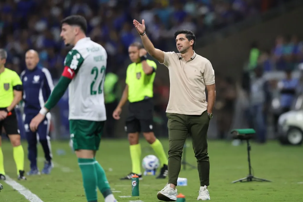 MG – BELO HORIZONTE – 01/06/2025 – BRASILEIRO A 2025, CRUZEIRO X PALMEIRAS – Abel Ferreira tecnico do Palmeiras durante partida contra o Cruzeiro no estadio Mineirao pelo campeonato Brasileiro A 2025. Foto: Gilson Lobo/AGIF