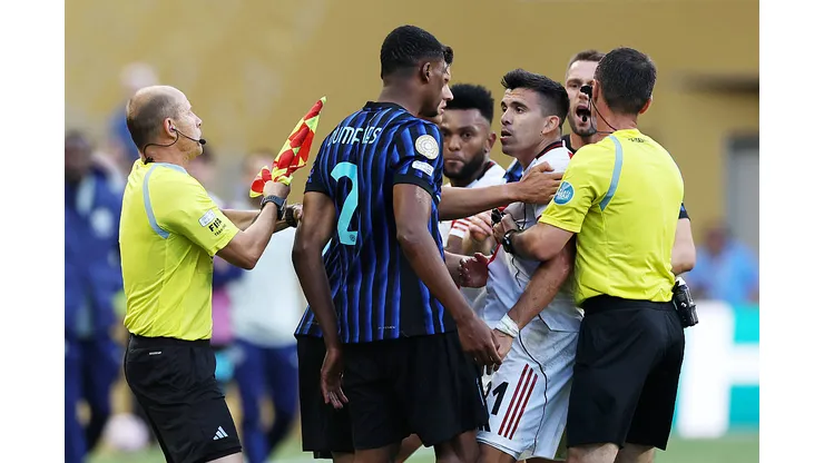 Acuña tentou agredir Dumfries após o apito final Buda Mendes/Getty Images)