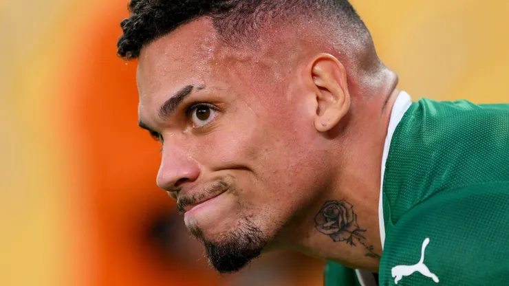 Paulinho durante empate sem gols com o Porto-POR