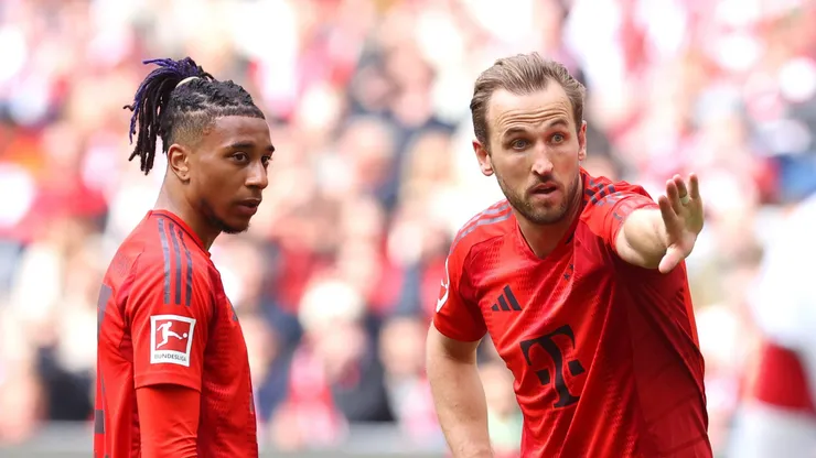Kane e Olise durante jogo da Bundesliga
