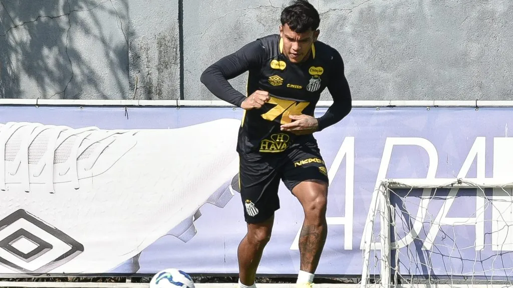 SP – SANTOS – 07/05/2025 – SANTOS, TREINO – Gabriel Veron jogador do Santos durante treino no Centro de Treinamento CT Rei Pele. Foto: JOTA ERRE/AGIF