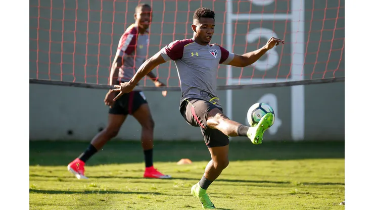 SAO PAULO - SP - 27/06/2017 - TREINO DO SAO PAULO - Thiago Mendes durante treino do Sao Paulo no CT da Barra Funda. Foto: Marcello Zambrana/AGIF