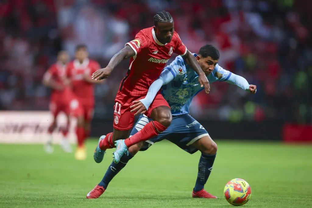 TOLUCA, MEXICO – MARCH 29: Helinho of Toluca battles for possession with Bryan Gonzalez during the 13th round match between Toluca and Pachuca as part of the Torneo Clausura 2025 Liga MX at Nemesio Diez Stadium on March 29, 2025 in Toluca, Mexico. (Photo by Ramon Romero/Getty Images)