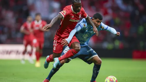 TOLUCA, MEXICO - MARCH 29: Helinho of Toluca battles for possession with Bryan Gonzalez during the 13th round match between Toluca and Pachuca as part of the Torneo Clausura 2025 Liga MX at Nemesio Diez Stadium on March 29, 2025 in Toluca, Mexico. (Photo by Ramon Romero/Getty Images)