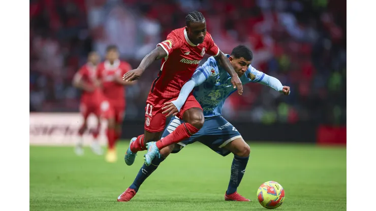 TOLUCA, MEXICO - MARCH 29: Helinho of Toluca battles for possession with Bryan Gonzalez during the 13th round match between Toluca and Pachuca as part of the Torneo Clausura 2025 Liga MX at Nemesio Diez Stadium on March 29, 2025 in Toluca, Mexico. (Photo by Ramon Romero/Getty Images)