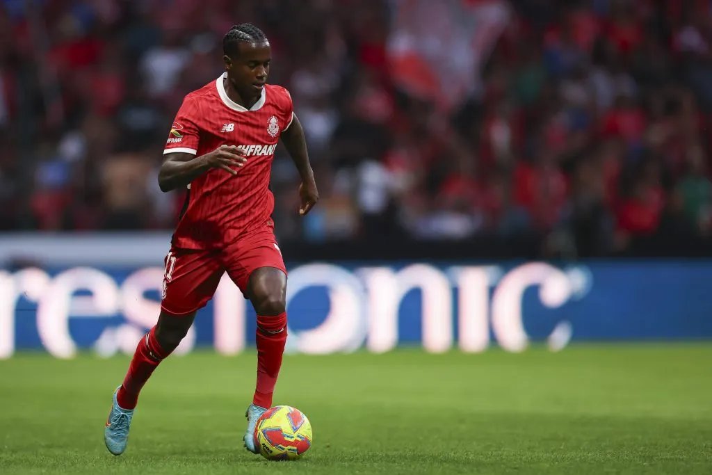 TOLUCA, MEXICO – MARCH 29: Helinho of Toluca controls the ball during the 13th round match between Toluca and Pachuca as part of the Torneo Clausura 2025 Liga MX at Nemesio Diez Stadium on March 29, 2025 in Toluca, Mexico. (Photo by Ramon Romero/Getty Images)