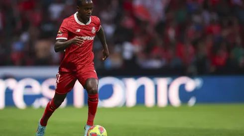 TOLUCA, MEXICO - MARCH 29: Helinho of Toluca controls the ball during the 13th round match between Toluca and Pachuca as part of the Torneo Clausura 2025 Liga MX at Nemesio Diez Stadium on March 29, 2025 in Toluca, Mexico. (Photo by Ramon Romero/Getty Images)