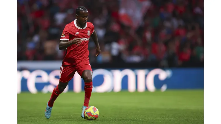TOLUCA, MEXICO - MARCH 29: Helinho of Toluca controls the ball during the 13th round match between Toluca and Pachuca as part of the Torneo Clausura 2025 Liga MX at Nemesio Diez Stadium on March 29, 2025 in Toluca, Mexico. (Photo by Ramon Romero/Getty Images)