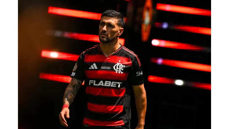 PHILADELPHIA, PENNSYLVANIA - JUNE 20: Giorgian de Arrascaeta of CR Flamengo walks onto the pitch prior to the FIFA Club World Cup 2025 group D match between CR Flamengo and Chelsea FC at Lincoln Financial Field on June 20, 2025 in Philadelphia, Pennsylvania. (Photo by David Ramos/Getty Images)