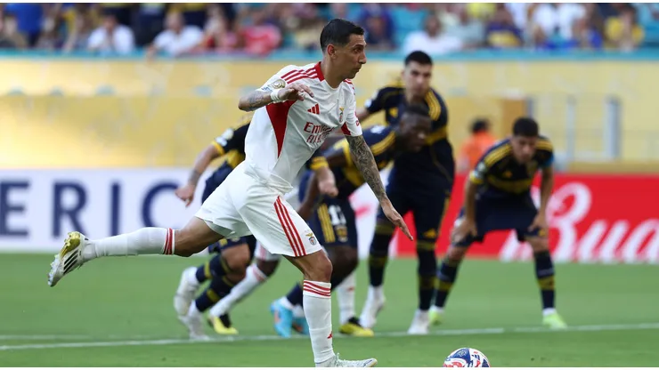Angel Di Maria cobra pênalti em partida diante do Boca Juniors. Foto: Associated Press / Alamy Stock Photo