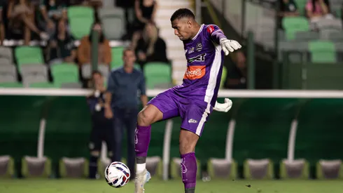 GO - GOIANIA - 23/06/2025 - BRASILEIRO B 2025, GOIAS X ATHLETIC CLUB - Adriel jogador do Athletic Club durante partida contra o Goias no estadio Serrinha pelo campeonato Brasileiro B 2025. Foto: Mateus Dutra/AGIF