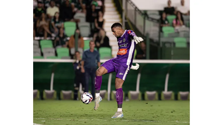 GO - GOIANIA - 23/06/2025 - BRASILEIRO B 2025, GOIAS X ATHLETIC CLUB - Adriel jogador do Athletic Club durante partida contra o Goias no estadio Serrinha pelo campeonato Brasileiro B 2025. Foto: Mateus Dutra/AGIF