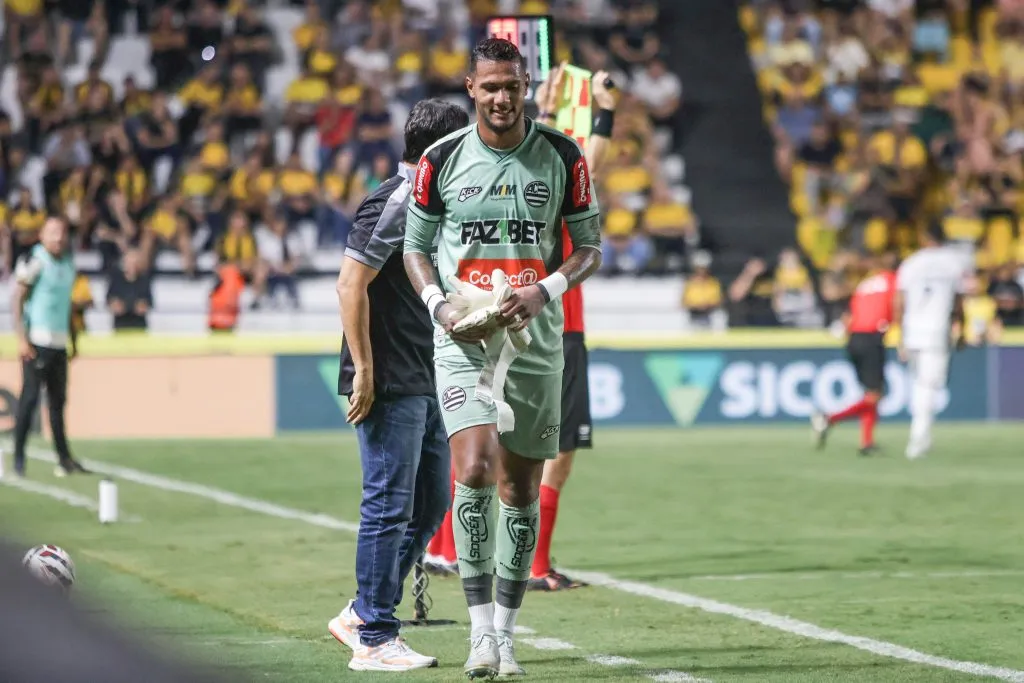 SC – CRICIUMA – 17/04/2025 – BRASILEIRO B 2025, CRICIUMA X ATHLETIC CLUB – Adriel jogador do Athletic Club recebe cartao vermelho do arbitro durante partida contra o Criciuma no estadio Heriberto Hulse pelo campeonato Brasileiro B 2025. Foto: Lucas Gabriel Cardoso/AGIF