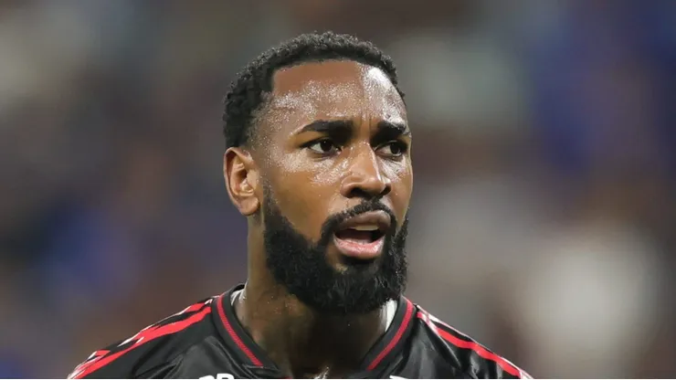 Gerson durante partida contra o Cruzeiro no Mineirão.