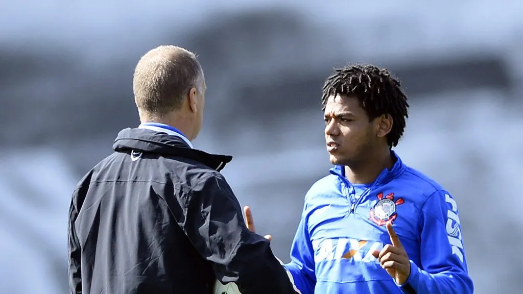 Foto: Mauro Horita/AGIF – Mano ao lado de Romarinho durante treino no Corinthians em 2014.