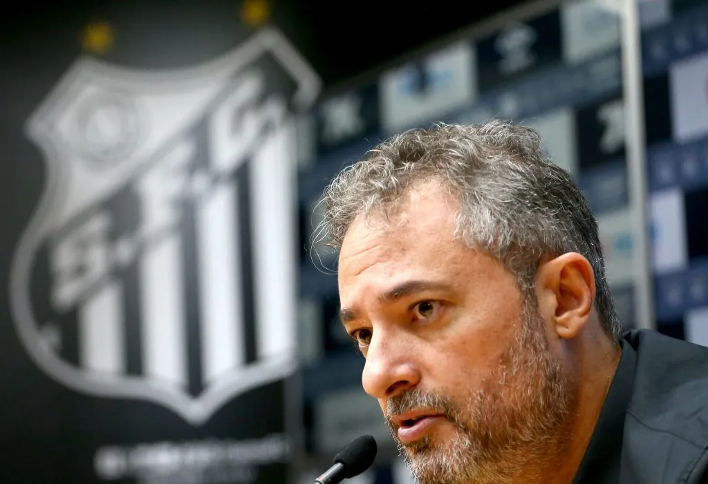 SP – SANTOS – 25/06/2025 – SANTOS, APRESENTACAO – Executivo de futebol Alexandre Mattos  durante sua apresentacao oficial em coletiva de imprensa realizada no Vila Belmiro. Foto: Mauricio De Souza/AGIF