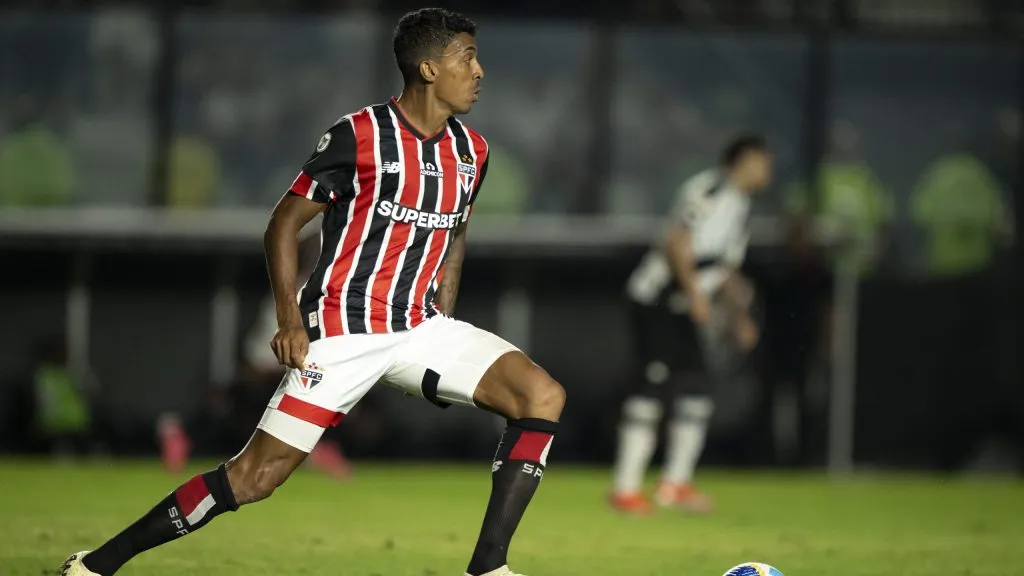 Luiz Gustavo tem situação exposta no São Paulo – Foto: Jorge Rodrigues/AGIF