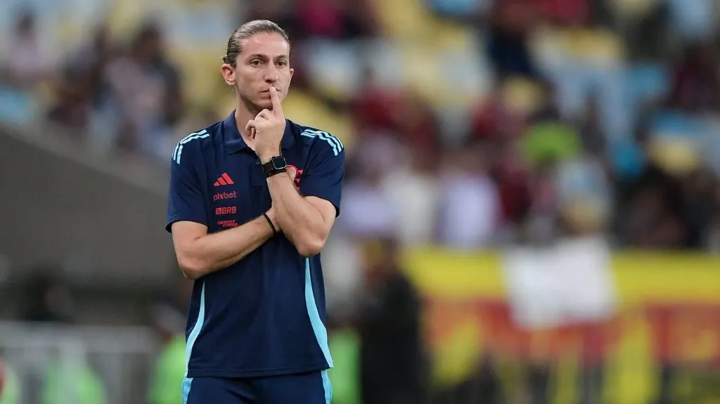 Diretoria do Flamengo vem buscando qualificar o elenco para Filipe Luís – Foto: Thiago Ribeiro/AGIF