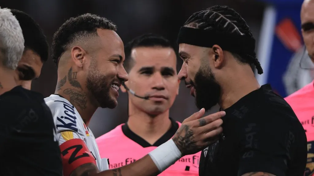 Neymar e Memphis Depay durante Santos x Corinthians. Foto: Ettore Chiereguini/AGIF