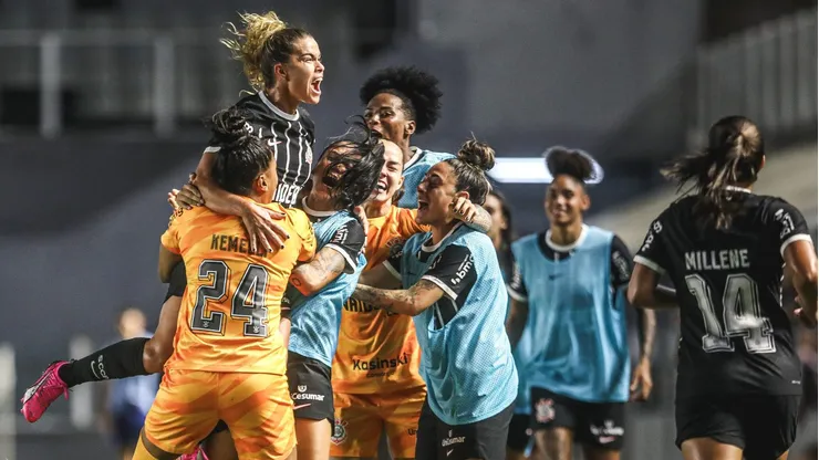Tamires comemorando gol com a camisa do Corinthians. Foto: Reinaldo Campos/AGIF