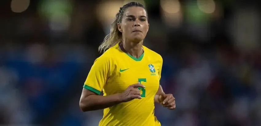 Tamires vestindo a Amarelinha. Foto: Divulgação/CBF