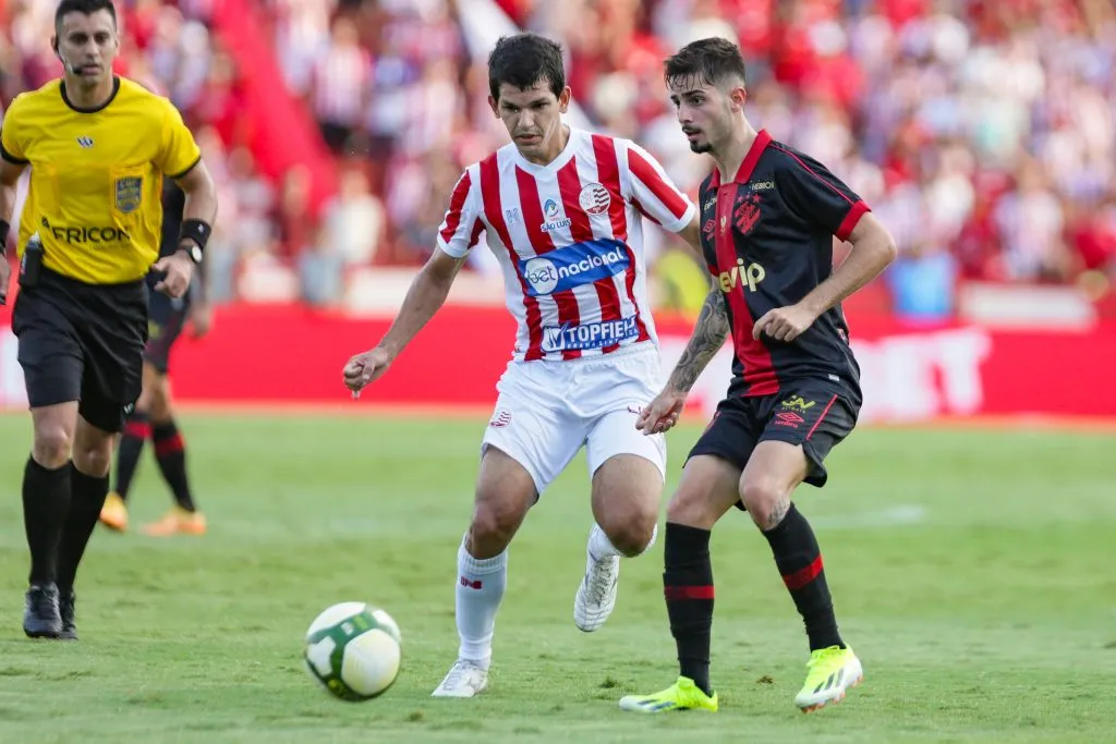 PE – RECIFE – 24/02/2024 – PERNAMBUCANO 2024, NAUTICO X SPORT – Lorran jogador do Nautico disputa lance com Pedro Vilhena jogador do Sport durante partida no estadio Aflitos pelo campeonato Pernambucano 2024. Foto: Rafael Vieira/AGIF