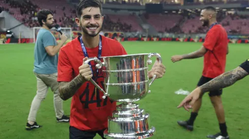 PE - RECIFE - 06/04/2024 - PERNAMBUCANO 2024, SPORT X NAUTICO FINAL - Pedro Vilhena jogador do Sport comemora o titulo de campeao pernambucano apos partida contra o Nautico na Arena de Pernambuco, neste sabado (5). Foto: Marlon Costa/AGIF