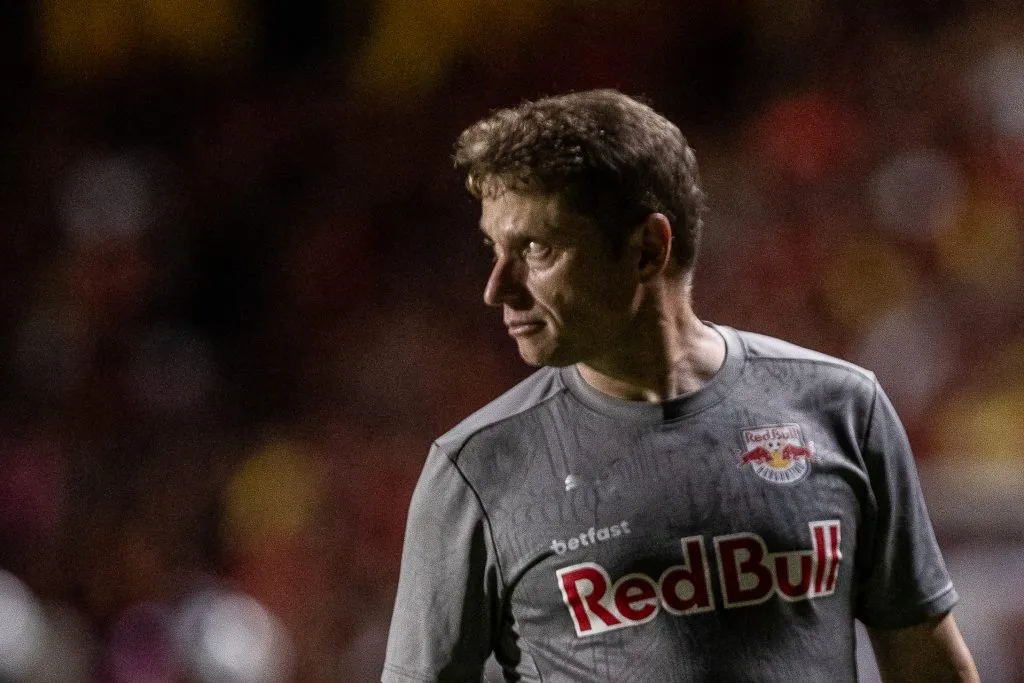 PE – RECIFE – 16/04/2025 – BRASILEIRO A 2025, SPORT X BRAGANTINO – Fernando Seabra tecnico do Bragantino durante partida contra o Sport no estadio Ilha do Retiro pelo campeonato Brasileiro A 2025. Foto: Rafael Vieira/AGIF