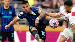 Lautaro Martinez busca chute em partida diante do River Plate. Foto: Associated Press / Alamy Stock Photo