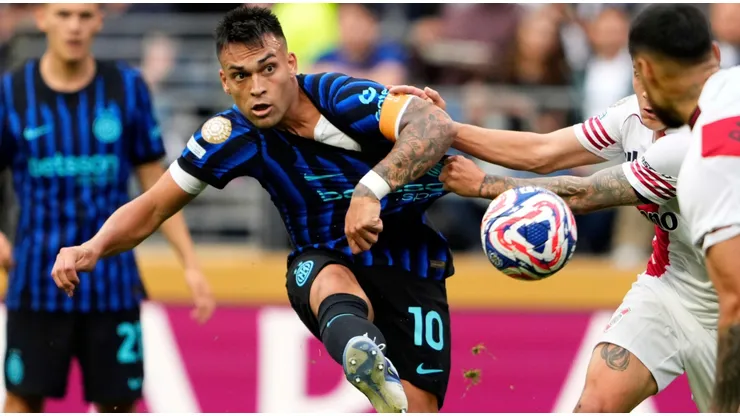 Lautaro Martinez busca chute em partida diante do River Plate. Foto: Associated Press / Alamy Stock Photo
