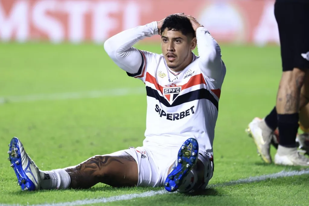 Alan Franco jogador do Sao Paulo lamenta durante partida contra o Libertad no estadio Morumbi pelo campeonato Copa Libertadores 2025. Foto: Marcello Zambrana/AGIF