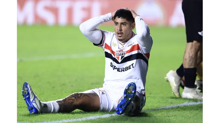 SP - SAO PAULO - 14/05/2025 - COPA LIBERTADORES 2025, SAO PAULO X LIBERTAD - Alan Franco jogador do Sao Paulo lamenta durante partida contra o Libertad no estadio Morumbi pelo campeonato Copa Libertadores 2025. Foto: Marcello Zambrana/AGIF