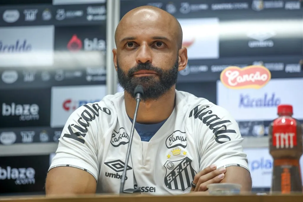 SP – SANTOS – 15/01/2025 – SANTOS, APRESENTACAO THACIANO E LEO GODOY – Thaciano durante sua apresentacao oficial como jogador do Santos em coletiva de imprensa realizada na Vila Belmiro, nesta quarta feira (15). Foto: Reinaldo Campos/AGIF