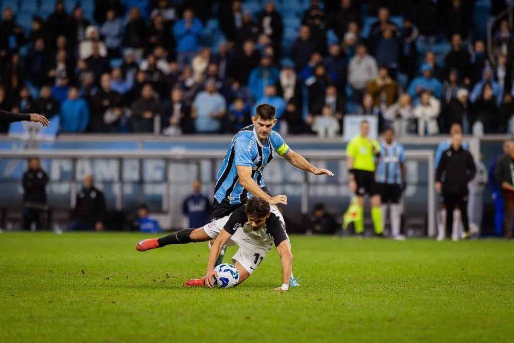 RS – PORTO ALEGRE – 12/06/2025 – BRASILEIRO A 2025, GREMIO X CORINTHIANS – Walter Kannemann jogador do Gremio disputa lance com  jogador do Corinthians durante partida no estadio Arena do Gremio pelo campeonato Brasileiro A 2025. Foto: Cristiano Junior/AGIF