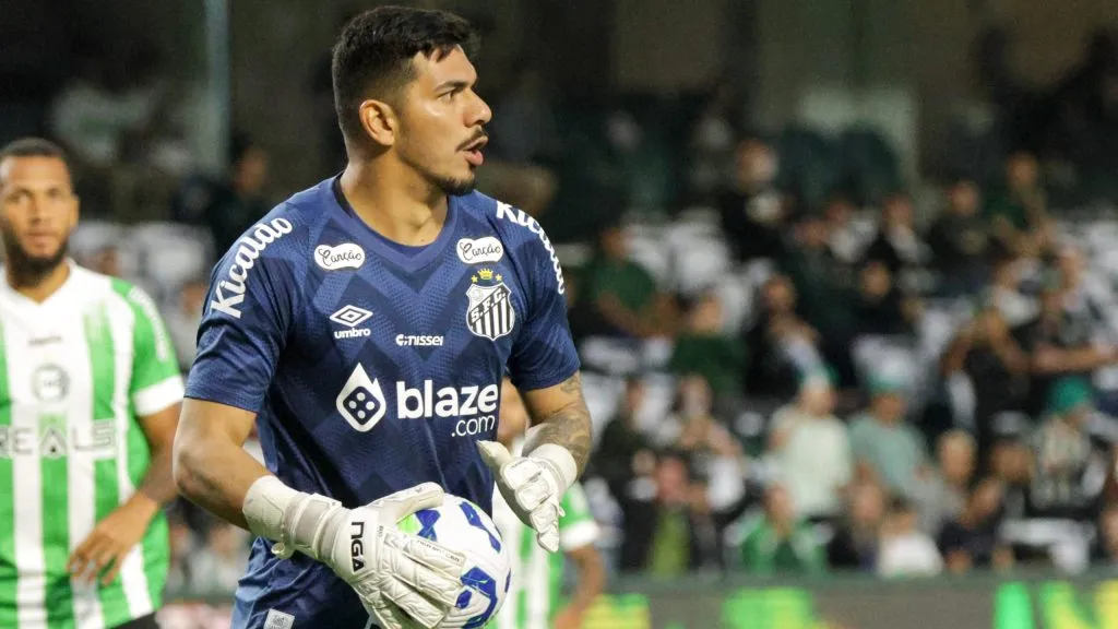 João Paulo goleiro do Santos durante partida amistosa contra o Coritiba no estádio Couto Pereira. Foto: Robson Mafra/AGIF