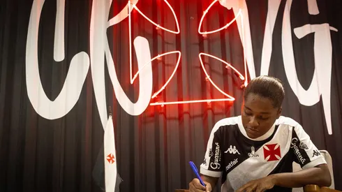 Zagueira, Gabi Rocha, assina com o Gigante da Colina. Foto: Dikran Sahagian/Vasco