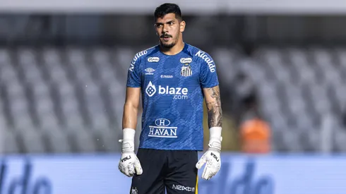 João Paulo jogador do Santos durante partida contra o Atlético-MG no estádio Vila Belmiro pelo campeonato Brasileiro A 2025. Foto: Abner Dourado/AGIF