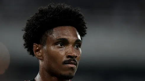 Vitinho com a camisa do Flamengo durante partida do Carioca de 2022.