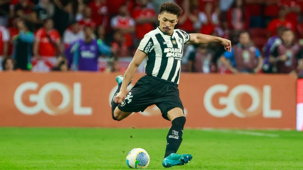 RS – PORTO ALEGRE – 04/12/2024 – BRASILEIRO A 2024, INTERNACIONAL X BOTAFOGO – Adryelson jogador do Botafogo durante partida contra o Internacional no estadio Beira-Rio pelo campeonato Brasileiro A 2024. Foto: Luiz Erbes/AGIF