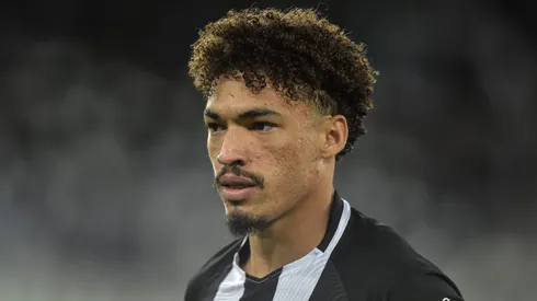 Adryelson jogador do Botafogo durante partida contra o Coritiba no estádio Engenhão pelo campeonato Brasileiro A 2022. Foto: Thiago Ribeiro/AGIF