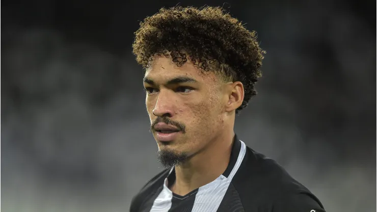 Adryelson jogador do Botafogo durante partida contra o Coritiba no estádio Engenhão pelo campeonato Brasileiro A 2022. Foto: Thiago Ribeiro/AGIF