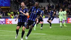 Hakan Calhanoglu da Inter de Milão comemora o gol da sua equipa com o companheiro de equipa Marcus Thuram durante a semifinal da UEFA Champions League 2024/25 contra o Barcelona, em Milão, Itália.