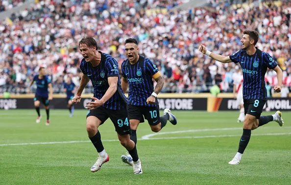 Francesco Esposito, da Inter de Milao comemora o primeiro gol de sua equipe com Petar Sucic e Lautaro Martinez durante a partida do grupo E com o River Plate, em Seattle, Washington. (Foto: Buda Mendes/Getty Images)