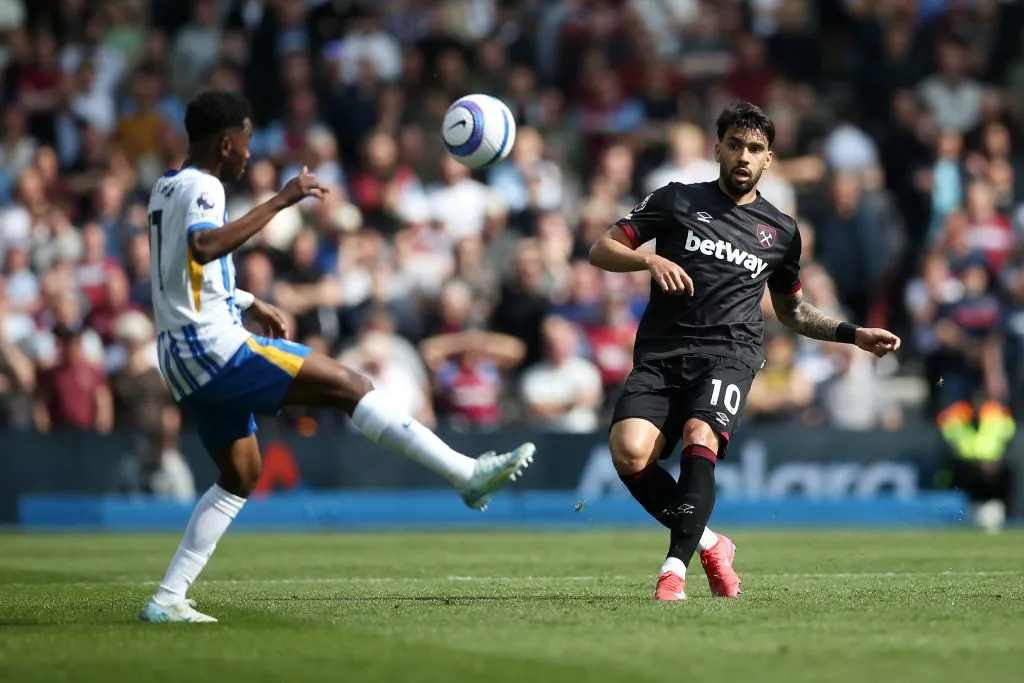 BRIGHTON, ENGLAND – APRIL 26: Simon Adingra of Brighton & Hove Albion battles for possession with Lucas Paqueta of West Ham United during the Premier League match between Brighton & Hove Albion FC and West Ham United FC at Amex Stadium on April 26, 2025 in Brighton, England. (Photo by Steve Bardens/Getty Images)