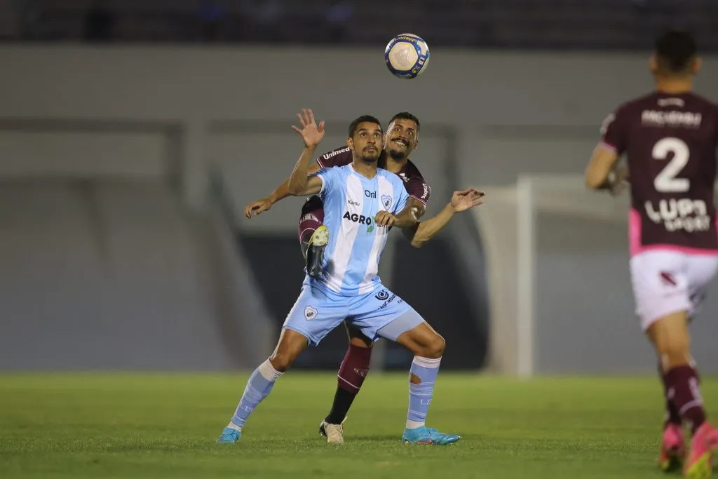 SP – ARARAQUARA – 07/09/2024 – BRASILEIRO C 2024, FERROVIARIA X LONDRINA – Gustavo Medina jogador do Ferroviaria disputa lance com Daniel Amorim jogador do Londrina durante partida no estadio Fonte Luminosa pelo campeonato Brasileiro C 2024. Foto: Pedro Zacchi/AGIF