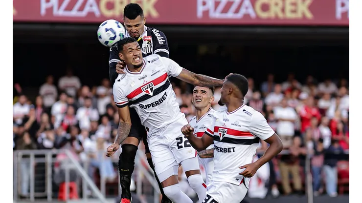 SP - SAO PAULO - 20/04/2025 - BRASILEIRO A 2025, SAO PAULO X SANTOS - Ruan jogador do Sao Paulo durante partida contra o Santos no estadio Morumbi pelo campeonato Brasileiro A 2025. Foto: Fabio Giannelli/AGIF