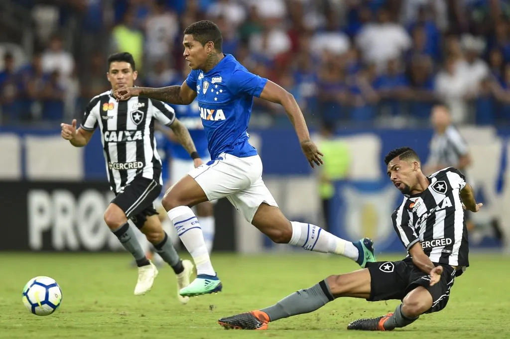 BELO HORIZONTE, BRAZIL – MAY 06: Raniel #17 of Cruzeiro and Matheus Fernandes #8 of Botafogo battle for the ball during a match between Cruzeiro and Botafogo as part of Brasileirao Series A 2018 at Mineirao stadium on May 06, 2018 in Belo Horizonte, Brazil. (Photo by Pedro Vilela/Getty Images)